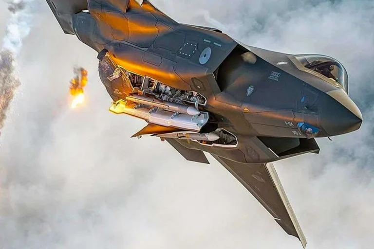 Netherlands & US Co-Produce AMRAAM for NATO